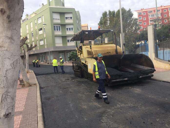 Obras de asfaltado en Rivero Bethencourt Massieu (Foto TA)